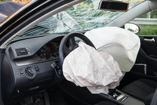 Air bags do motorista e do passageiro abertos depois de uma batida