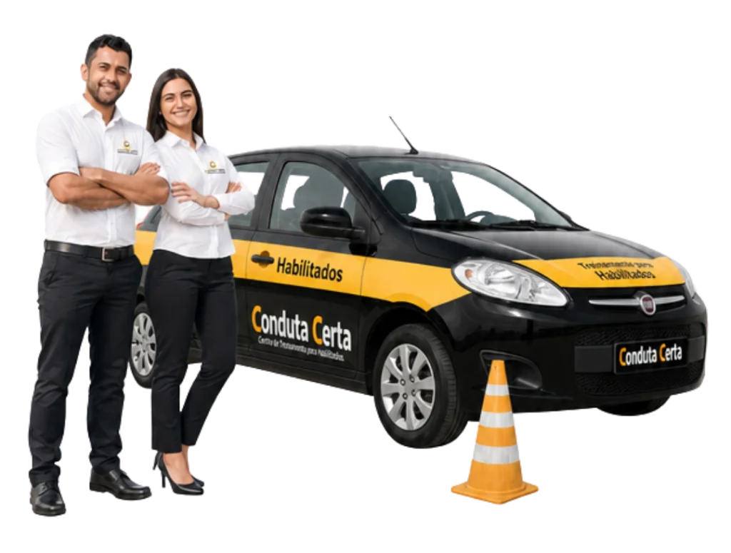 Instrutores da Conduta Certa, de uniforme, ao lado do carro de treinamento para habilitados